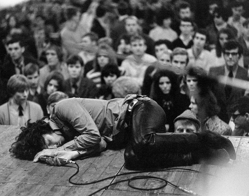 Jim-Morrison-laying-on-the-stage-during-a-1968-concert-for-The-Doors..jpg